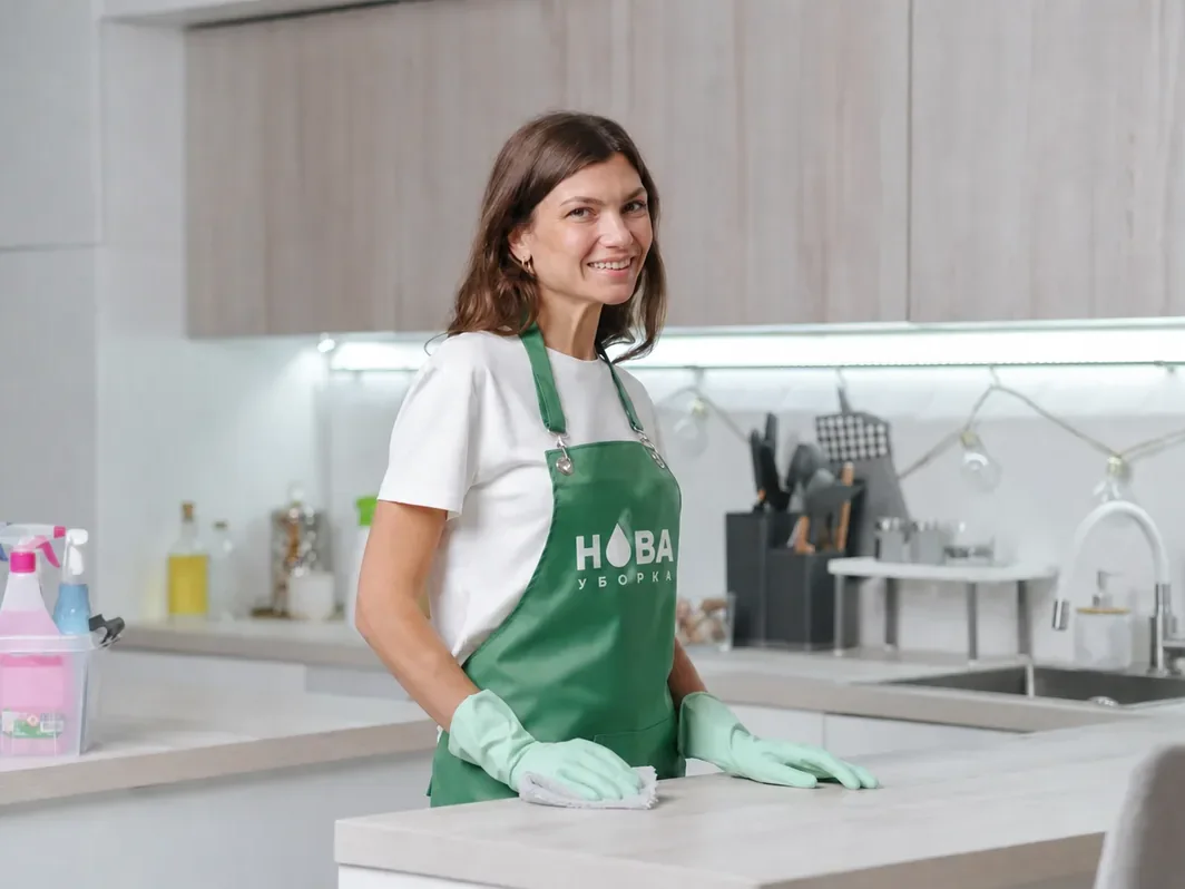 Срочная уборка квартиры в Нижневартовске — клинер НОВА за работой